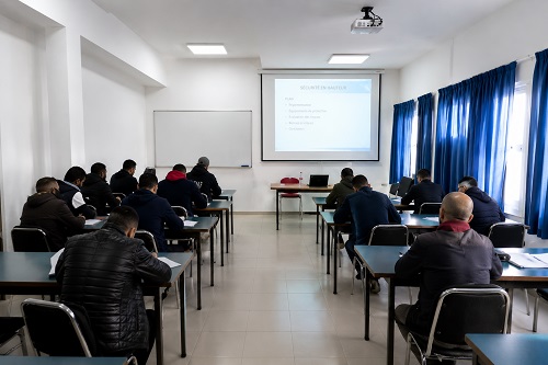 Techniciens en sécurité sur un pylône avec système antichute en Tunisie
