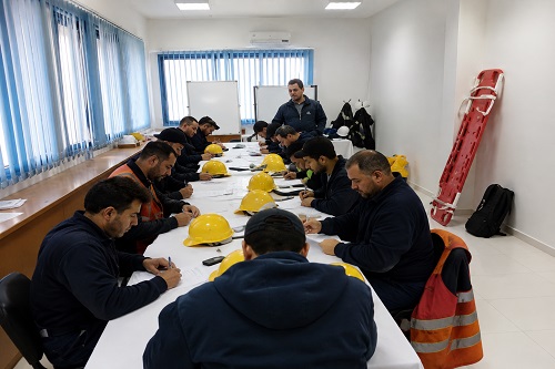 Équipe de maintenance sur un site industriel en Tunisie