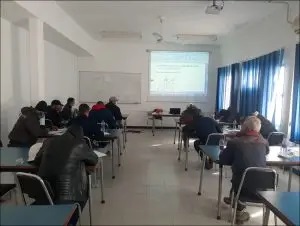Techniciens cordistes réalisant des travaux en hauteur sur pylône avec système antichute en Tunisie