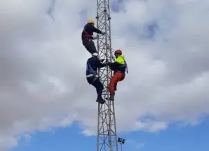 Manutention de matériel industriel avec chariot élévateur sur chantier sécurisé